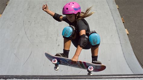 Supergirl Skate Pro 2016 Vertical Ramp Skateboarding Contest