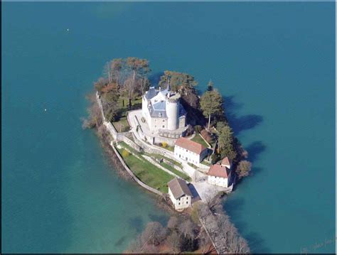 Le Lac Dannecy Et Le Château De Ruphy Haute Savoie France Rcastles