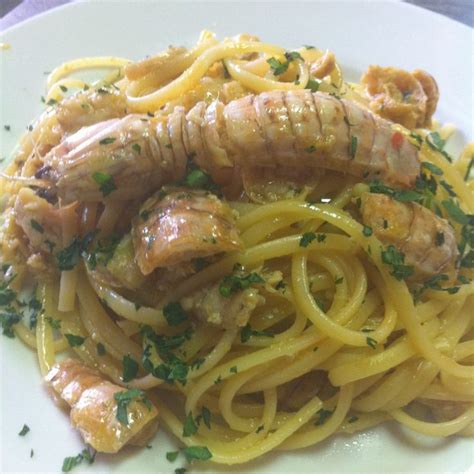 Rosolato l'aglio tritato nell'olio, collocate nel tegame le cicale lavate, coprendo per ripararvi dagli schizzi. spaghetti con le cicale di mare | Ricette, Piatti di ...