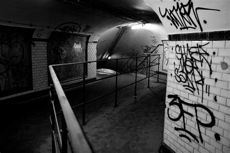 A Network Of Hidden Ghost Stations Lurks On The Paris Métro