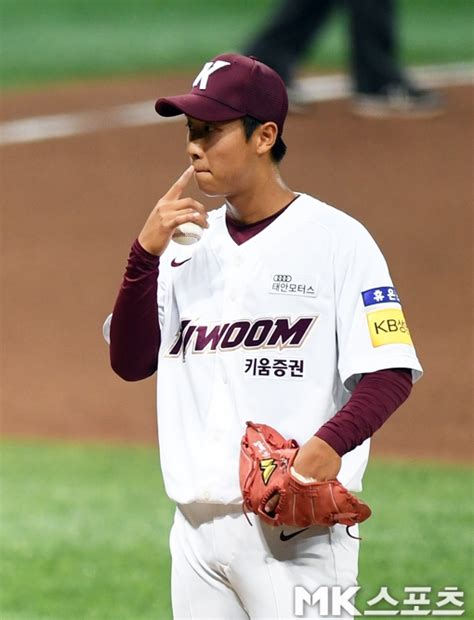 Jun 25, 2021 · 송우현 '박준표 상대로 솔로포'포토 기사입력 2021.06.25 21:49 (엑스포츠뉴스 고척, 김한준 기자) 25일 오후 서울 구로구 고척스카이돔에서 열린 '2021 신한은행 sol kbo리그' kia 타이거즈와 키움 히어로즈의 경기, 8회말 1사 키움 송우현이 솔로 홈런을 날리고 있다. 키움, 송우현·김동혁 1군 엔트리 등록…두산은 4번타자 김재환 ...