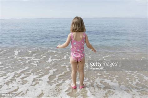 Girls Pink Sandals Photos Et Images De Collection Getty Images