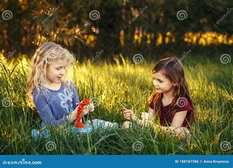 Niños Felices Niñas Jugando Muñecas En El Parque Adorables Niños