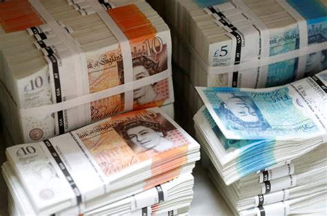 Dirty money: UK cash and coins laden with life-threatening bacteria - AOL