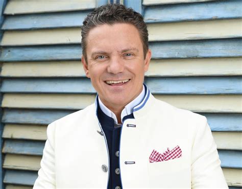 Der fernsehstar stefan mross hat sein leben für seine partnerin mross ist laut «bunte» seit gut zwei jahren mit der 17 jahre jüngeren sängerin und puppenspielerin woitschack zusammen. „Immer wieder sonntags …" kommt nach Ransbach-Baumbach ...
