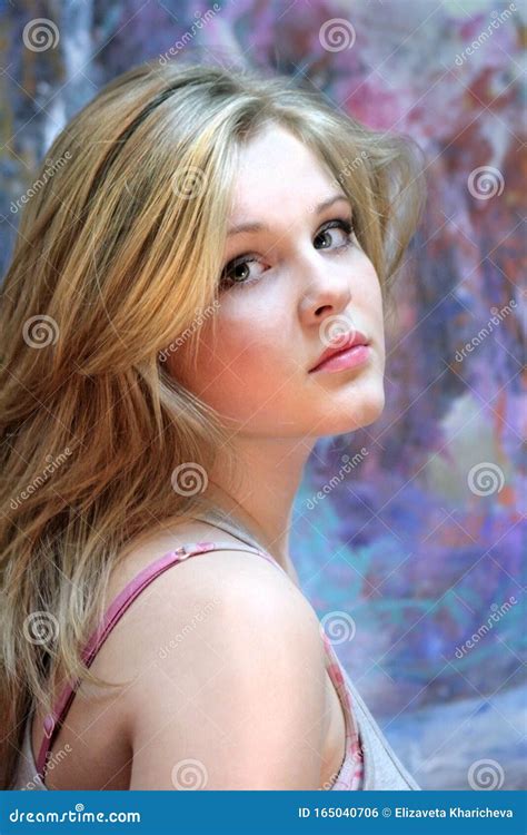 Portret Van Een Natuurlijke Blonde Tien Meisje Op Een Kleurrijke