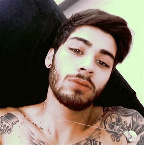 one direction s zayn malik posts topless selfie on instagram daily mail online