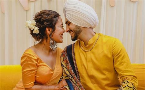 Neha Kakkar And Rohanpreet Singhs ‘atlantis Kiss Is Dreamy Honeymoon