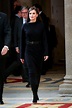 La reina Letizia Ortiz portó un vestido negro con cinturón fajín | Vogue