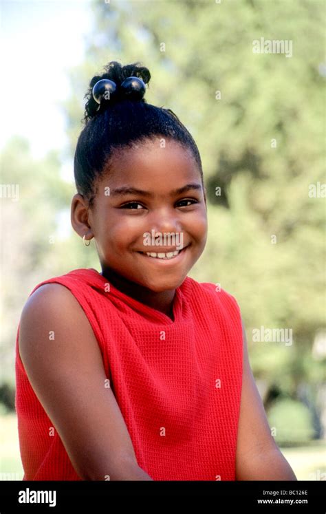 La Etnia La Raza Negra Chica Sonrisa Retrato Niño Feliz Top Rojo Pelo Lindo Amable Mujer