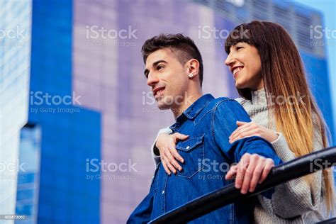 영에 아름 다운 낭만적인 방법 N에 서로 포옹 하는 커플 사랑 20 29세에 대한 스톡 사진 및 기타 이미지 20 29세 2명 가을 Istock