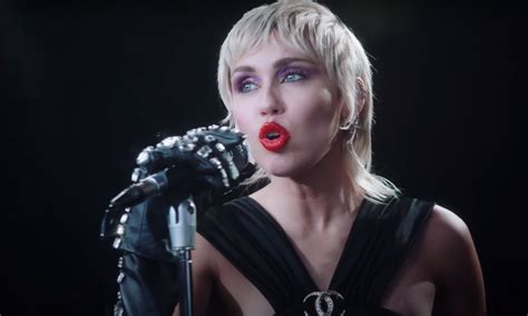 Miley Cyrus Promete Lanzar Más Música En Este 2021 Urbana 1069 Fm