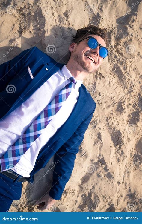El Hombre Joven Inusual En Traje Elegante Se Relaja En La Playa Y La