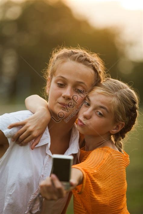 Amigos Tomándose Un Selfie Al Aire Libre En Summer Glow Foto Descarga