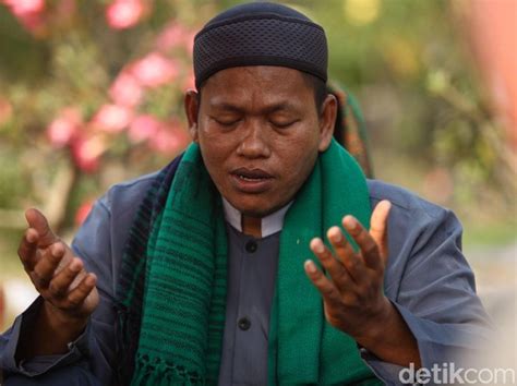 Kewajiban ini tercantum pada hadist yang diriwayatkan oleh ibnu abbas radhiyallahu anhu. Bacaan Doa Setelah Sholat 5 Waktu Lengkap dan Artinya