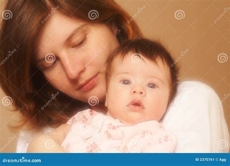 Moeder Met Baby Stock Afbeelding Image Of Nieuw Baby 2370761