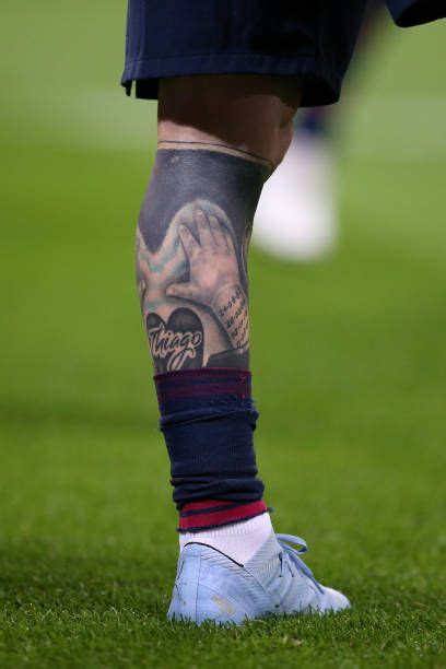 Mit argentinien spielt der fünffache weltfussballer am freitag in brasilien: The tattooed leg of Lionel Messi of Barcelona, featuring ...