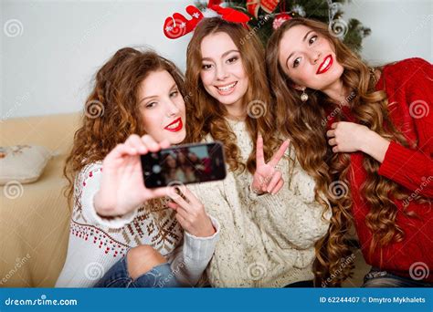 Tre Amiche Che Prendono Un Selfie Con Lo Smart Phone Immagine Stock