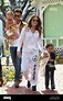 Jennifer Lopez und Freund Casper Smart nehmen ihre beiden Kinder Emme ...