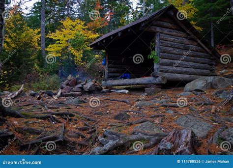 Log Cabin Lean To Shelter In The Adirondack Mountains Stock