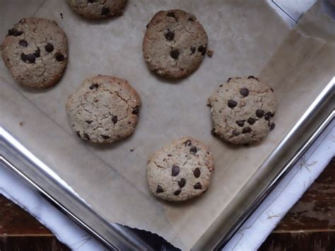 If you prefer them a bit crisp, wait until they've cooled before biting into one (or several). Super Easy Vegan Almond Flour Cookies (Gluten-free + Vegan ...