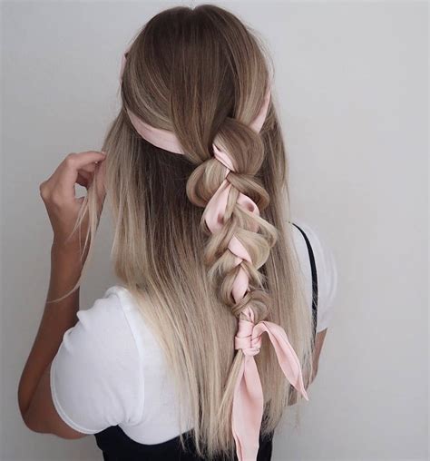 Ribbon Braid Idées De Coiffures Styles Décharpe De Cheveux Idées Cheveux Longs