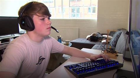 Fortnite 13 Year Old Is Games Youngest Professional Player Bbc News