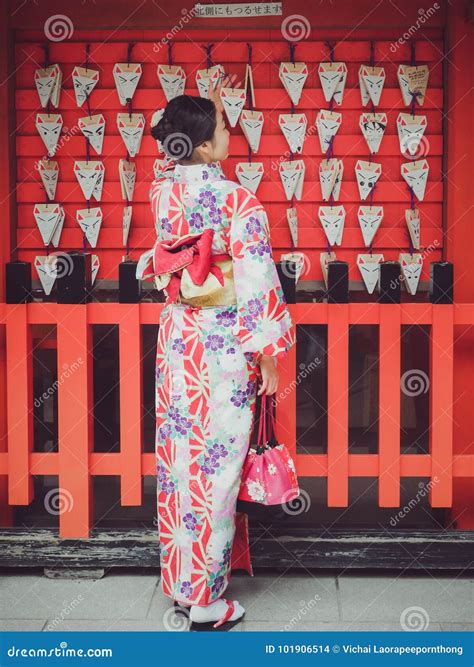 japanese girl with kimono happiness at fushimi inari shrine editorial stock image image of