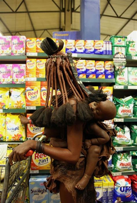 ”世界で最も美しい裸族” 、ヒンバ族がスーパーで買い物してる（画像） ポッカキット