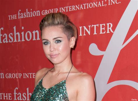 Miley ray cyrus, урождённая де́стини хо́уп са́йрус (англ. Miley Cyrus sorgt auf dem roten Teppich für einen Skandal ...