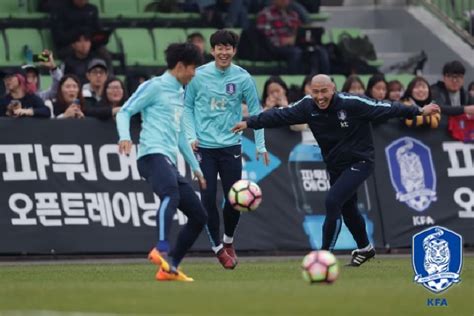 2007년 대한민국 국가지도집을 처음 발간한 이후 불과 몇 년이 지나지 않았지만 우리 국토와 국민의 살아가는 모습은 빠르게 변했습니다. :: 올댓부츠 :: 대한민국 국대의 축구화 포착
