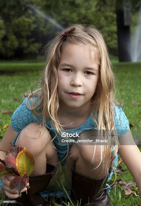 かわいい 6 歳の少女の 6歳から7歳のストックフォトや画像を多数ご用意 6歳から7歳 カジュアルウェア カラフル Istock