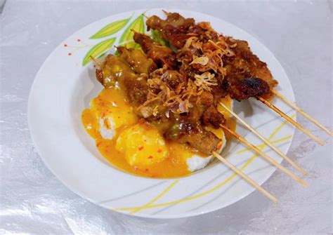 Buat yang ingin mencoba memasak ayam menjadi hidangan sate berkuah kental ini, silahkan. Gampangnya Membuat Sate Padang Gurih - KataUcap