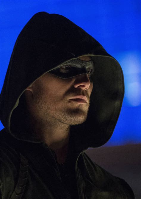 Stephen Amell As Oliver Queen In Arrow 3x01 The Calm Green Arrow
