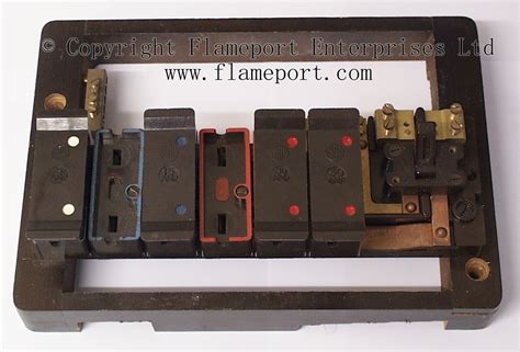 Wylex Standard 6 Way Fusebox With Brown Wooden Frame