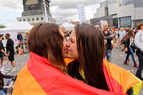 28 Photos Of Couples Celebrating Pride All Over The World