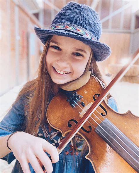 She earned the cash being a professional violinist. 10-летняя скрипачка из Украины стала «уличной» звездой ...