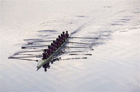 Rowing Team Rowing Scull On Lake — Caucasian Training Stock Photo