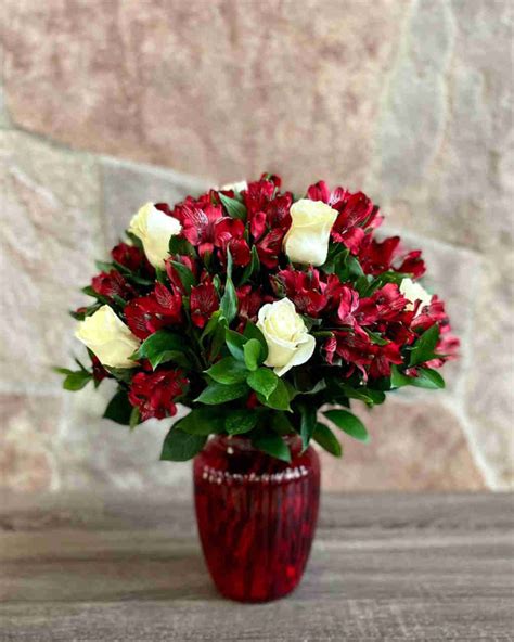 Ramo De Astromelias Y Rosas Blancas Florería Envía Flores Cusco