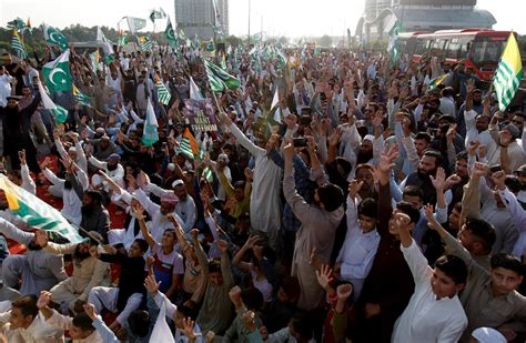 Pakistanis Hoist Miles Long Kashmir Flag In Solidarity March 660 News