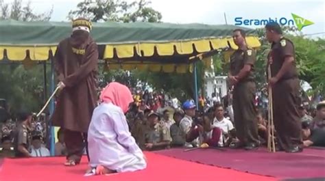 Video Mesum Di Aceh Wanita Muda Ini Dicambuk Algojo Hingga Pingsan