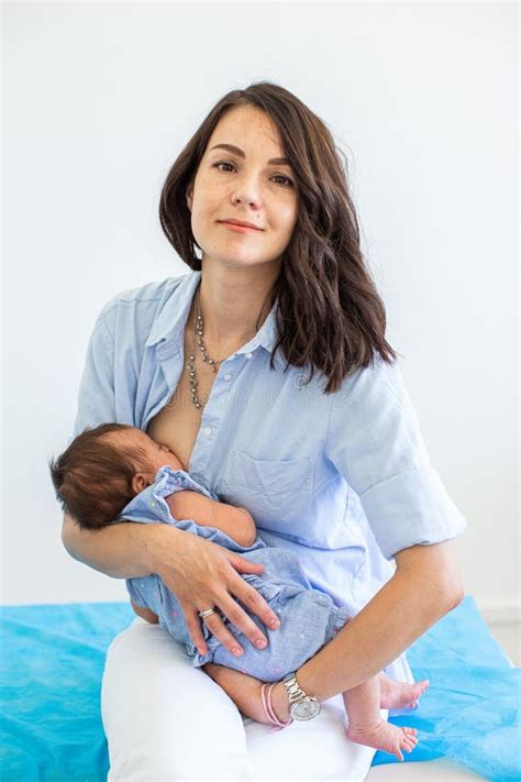 Jonge Moeder Houdt Haar Pasgeboren Kind Vast Mam Dat Borstvoeding Geeft Nursery Interior