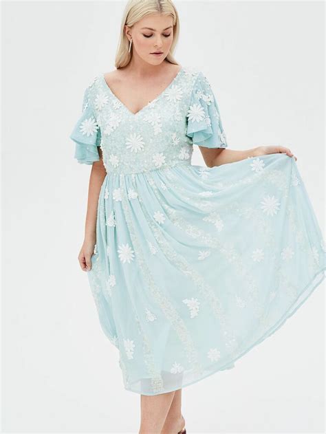 Make your life (and packing list) easier with these 14 great wedding guest dress options, inspired by meghan markle, kate middleton, and more of your favorite. 45 Wedding Guest Dresses for Spring