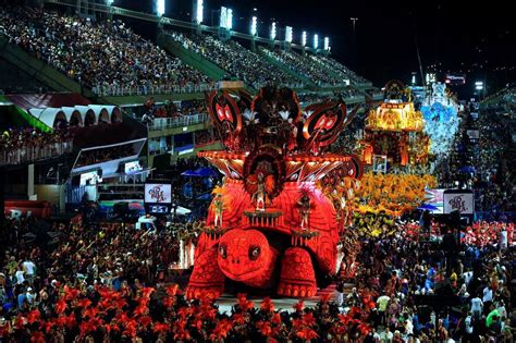 la carroza más ovacionada del carnaval de río de janeiro representaba a policías custodiando