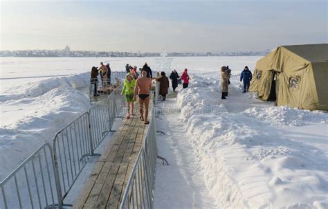 Glace Trou Pour Se Baigner Dans Leau Froide Le Jour Dépiphanie Russie