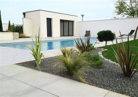 L`aménagement d'une terrasse avec piscine est une activité à part entière; Piscines et Spas - La Construction Lyonnaise
