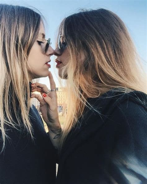 Pin By Pinco Pallino On Beso Cute Lesbian Couples Lesbian Girls