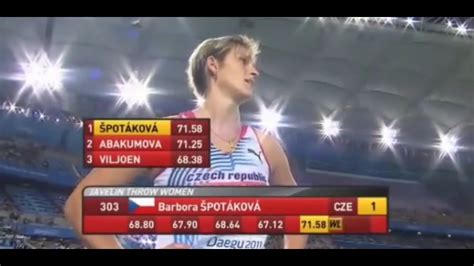 Na mistrovství republiky ve zlíně vyhrála ve svém nejlepším výkonu sezony 61,38 metru. Barbora Spotakova javelin 71,58 meters - YouTube