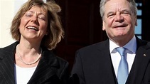 (Plus) April, April: Gauck heiratet, Stehplätze im | NOZ