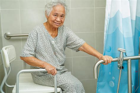 Aide à la toilette à domicile d une personne âgée ou handicapée Destia